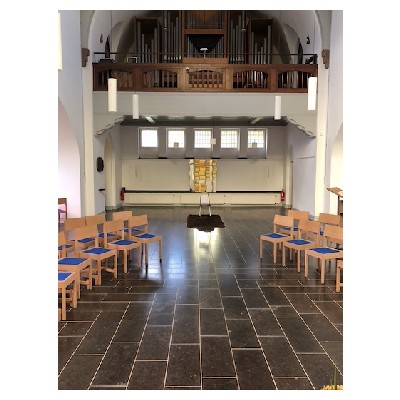 2019 VERTRAUEN - Station 4b: Bleiben Sie auf der obersten Altarstufe stehen und drehen Sie sich mit dem Rücken zum Altar. Von dort sehen Sie zurück auf die fünf Spiegel im hinteren Raum der Kapelle. Verändern Sie Sie Ihre Position und Perspektive und entdecken Sie bis zu drei Kreuze in der Spiegelreflektion. Lesen Sie dazu Ihre Vertrauensspruchkarte.